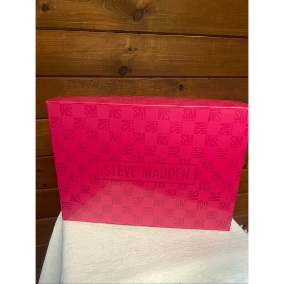 Steve Madden Multi Piece Gift Set in hot pink, logo crossbody bag, a tassel key - Picture 2 of 4